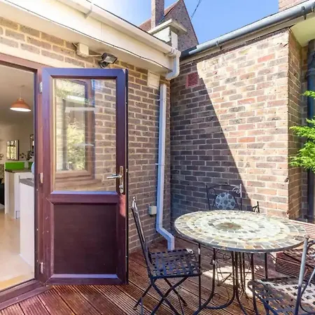 Bright 2 Bedroom House In Kennington *