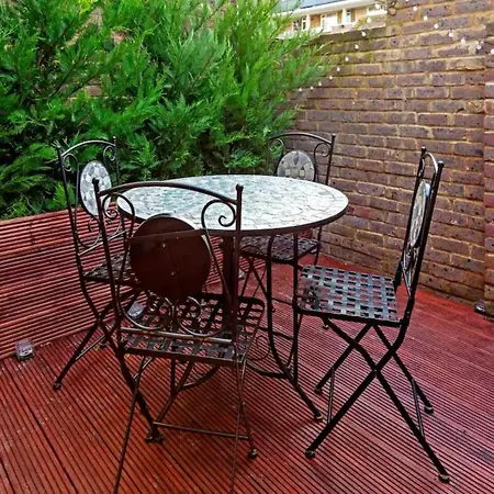 Bright 2 Bedroom House In Kennington