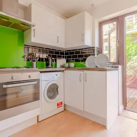 Bright 2 Bedroom House In Kennington