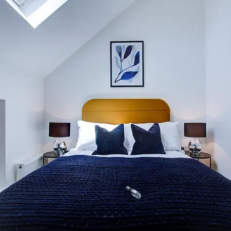 Hybrid Resi - Near Richmond - Wimbledon Apartment