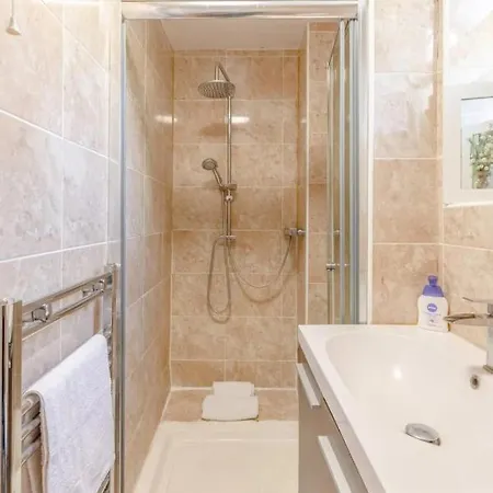 Bright 2 Bedroom House In Kennington Holiday home *