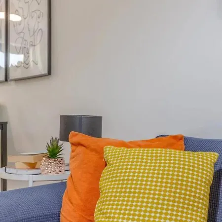Holiday home Bright 2 Bedroom House In Kennington London