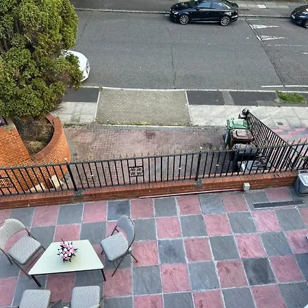 Apartment Haddington Road In Bromley
