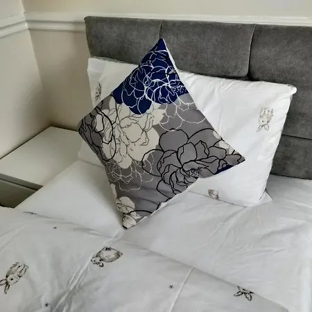 Beautiful House In Ruislip Guest house