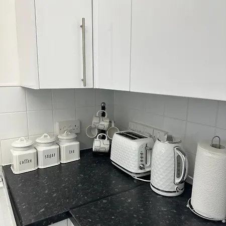 8 Thomas House - Beautiful Spacious Modern Apartment *