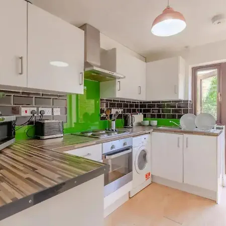 Holiday home Bright 2 Bedroom House In Kennington *
