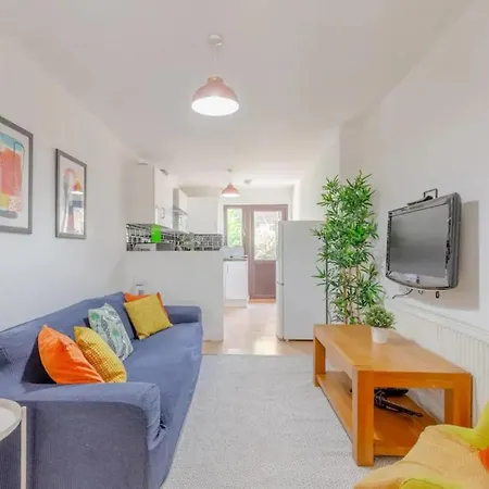 Holiday home Bright 2 Bedroom House In Kennington London