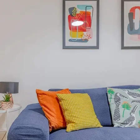 Holiday home Bright 2 Bedroom House In Kennington *