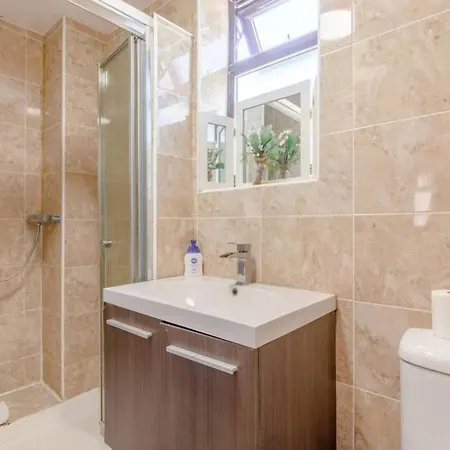 Bright 2 Bedroom House In Kennington Holiday home *