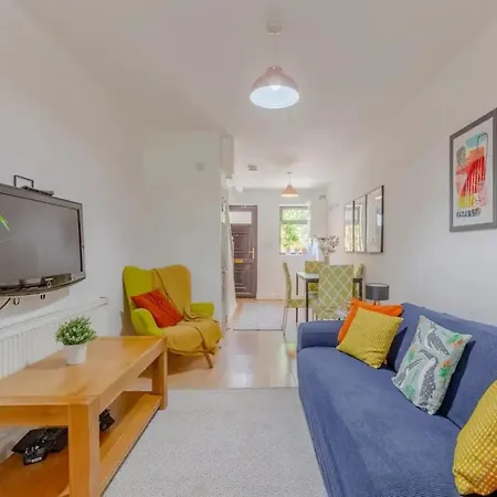 Bright 2 Bedroom House In Kennington Holiday home *