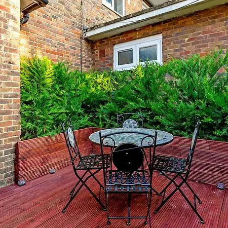 Bright 2 Bedroom House In Kennington *