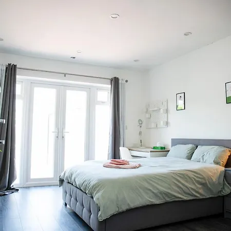 Large Fully Equipped Studio Flat In Wimbledon With Free Parking Apartment *