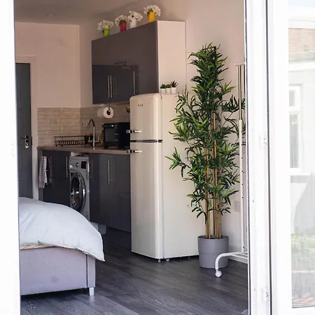 Large Fully Equipped Studio Flat In Wimbledon With Free Parking Raynes Park