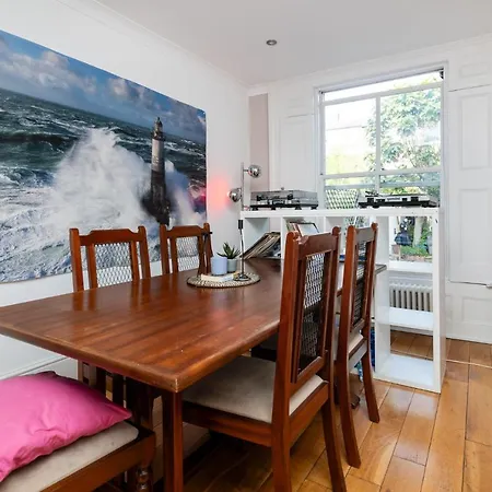Double W/projector & Garden Hot Tub London