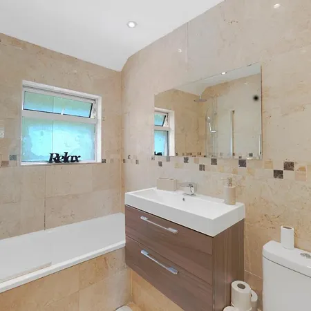 Special Offers, Sleeps 5, Hanwell, London W7, Free Parking *