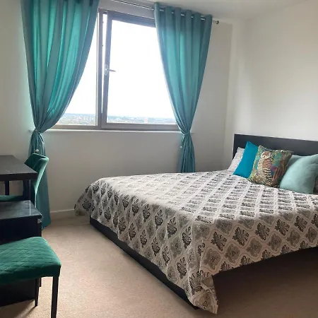 View Short Walk To Tower Bridge, Free Car Parking Apartment *