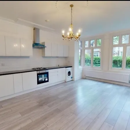 Apartment Homely 3 Bedroom Ground Floor Flat London