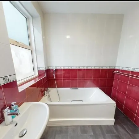 Apartment Homely 3 Bedroom Ground Floor Flat *