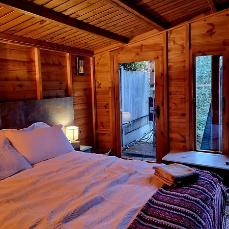 Cosy With Free Parking Near London