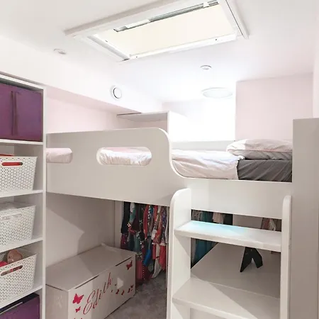 4 Bed Modern House Next To Hyde Park Holiday home *