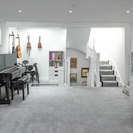 4 Bed Modern House Next To Hyde Park Holiday home *