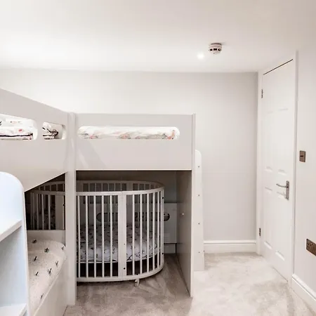 4 Bed Modern House Next To Hyde Park