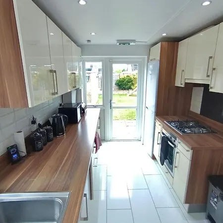 Guest house Beautiful House In Ruislip *