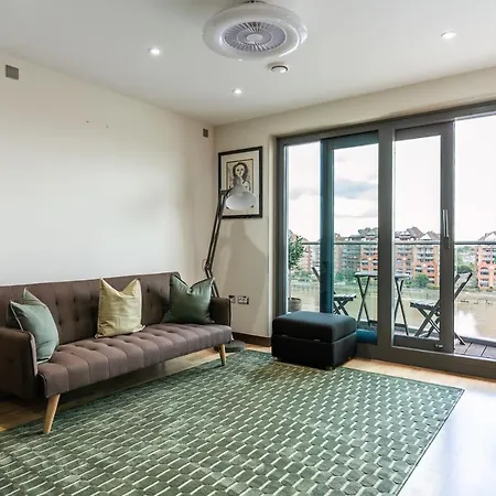 Apartment Livestay-stunning With Private Balcony & River Views London