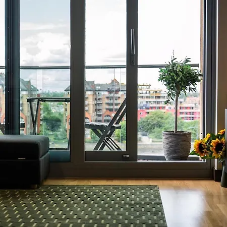 Livestay-stunning With Private Balcony & River Views Apartment