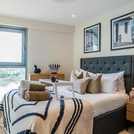 Apartment Livestay-stunning With Private Balcony & River Views