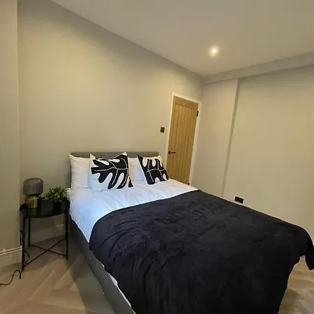 Luxury 2 Bed 1 Bath In By Graceful London