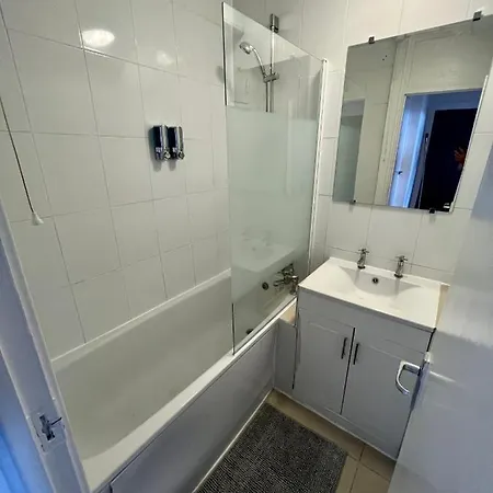 Apartment New Tower Bridge , Canada Water 2 Bedroom Flat With A View London