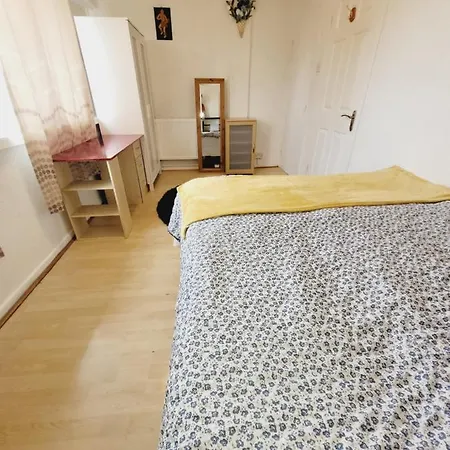 Excellent Big Double Cheap Price Around Habitación en casa particular Londres