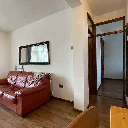 2 Bedrooms 2 Stations