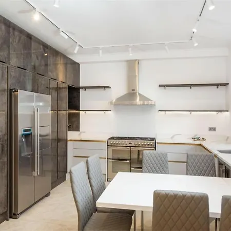 Modern Chelsea Flat, 3bd 2bath, With Parking Apartment London