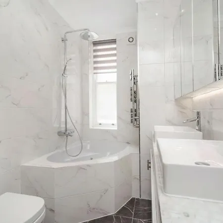 Modern Chelsea Flat, 3bd 2bath, With Parking * London