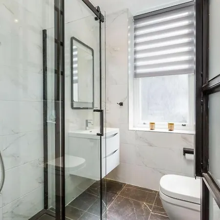 Modern Chelsea Flat, 3bd 2bath, With Parking Apartment London