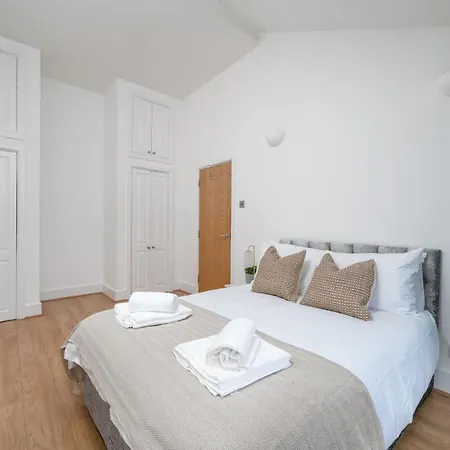 Modern 1 Bedroom City Penthouse Apartment
