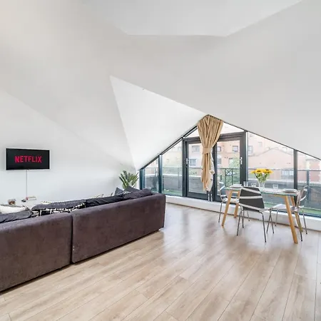Modern 1 Bedroom City Penthouse Apartment *