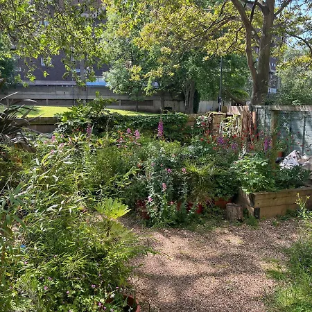 Artistic Spacious Flat In Brixton *