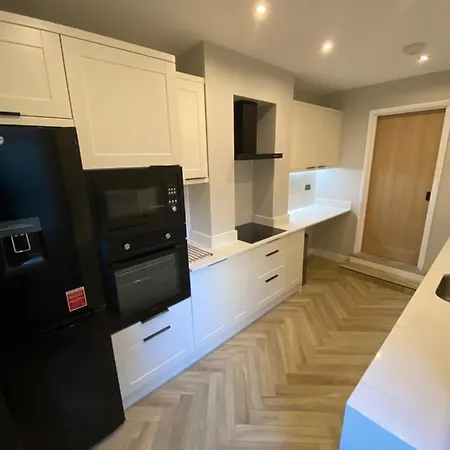 Luxury 2 Bed 1 Bath In By Graceful Apartment London