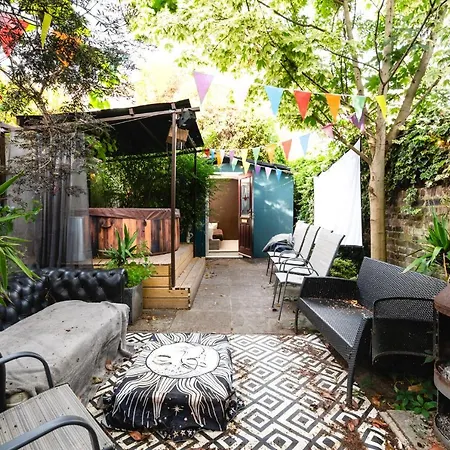 Double W/projector & Garden Hot Tub