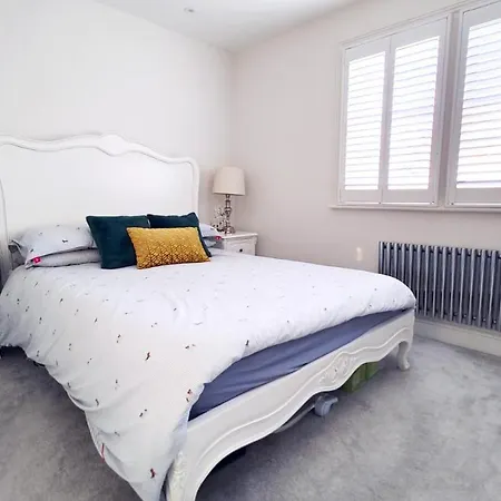 4 Bed Modern House Next To Hyde Park Holiday home London