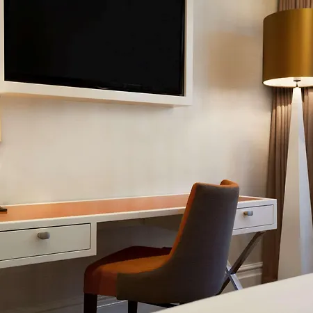 Hilton Hyde Park 4*