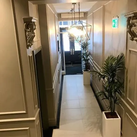 Oxford Hotel 3*