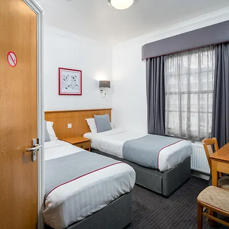 Oyo Townhouse New England, Victoria Hotell 3*