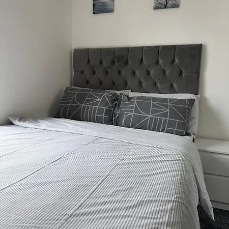 Apartment Modern 2 Bed 2 Bath Flat Close To Train Station