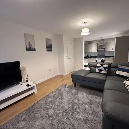 Modern 2 Bed 2 Bath Flat Close To Train Station *