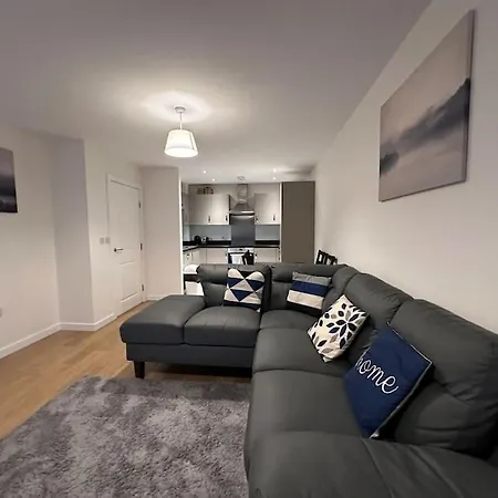 Modern 2 Bed 2 Bath Flat Close To Train Station Apartment *