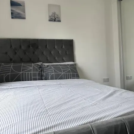 Modern 2 Bed 2 Bath Flat Close To Train Station * Belvedere